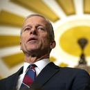 El líder de la mayoría del Senado, John Thune, habla con reporteros en el Capitolio, en martes 14 de enero de 2025, en Washington. (AP Foto/Mark Schiefelbein)