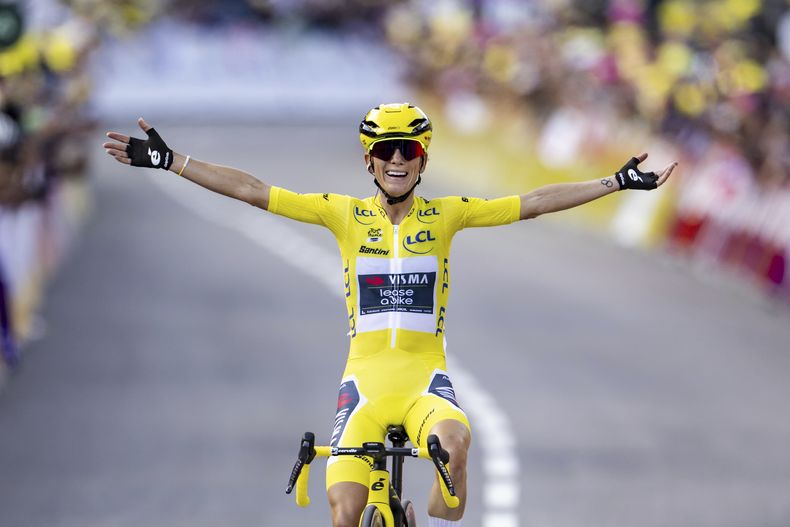 La campeona Pauline Ferrand-Prevot (Visma - Lease a Bike) gana la 9na etapa del Tour de Francia, el domingo 3 de agosto de 2025. (Jean-Christophe Bott/Keystone vía AP)