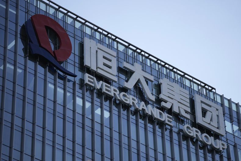 ARCHIVO - El logo de Evergrande Group se exhibe en su sede en Shenzhen, en la provincia Guangdong, en el sur de China, el 24 de septiembre de 2021. (AP Foto/Ng Han Guan, archivo)