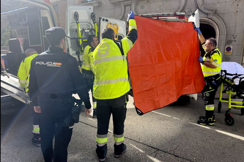 Paramédicos cubren la vista de una ambulancia estacionada en el lugar donde atienden al político derechista español Alejandro Vidal-Quadras tras ser baleado, en Madrid, el jueves 9 de noviembre de 2023. (Servicio de Emergencias de Madrid vía AP)
