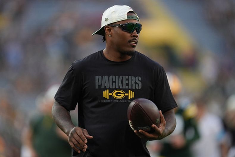 ARCHIVO - Josh Jacobs, corredor de los Packers de Green Bay, presente en el campo previo a un partido de pretemporada de la NFL en contra de los Cardinals de Arizona, el 28 de agosto de 2026, en Green Bay, Wisconsin. (AP Foto/Abbie Parr, Archivo)