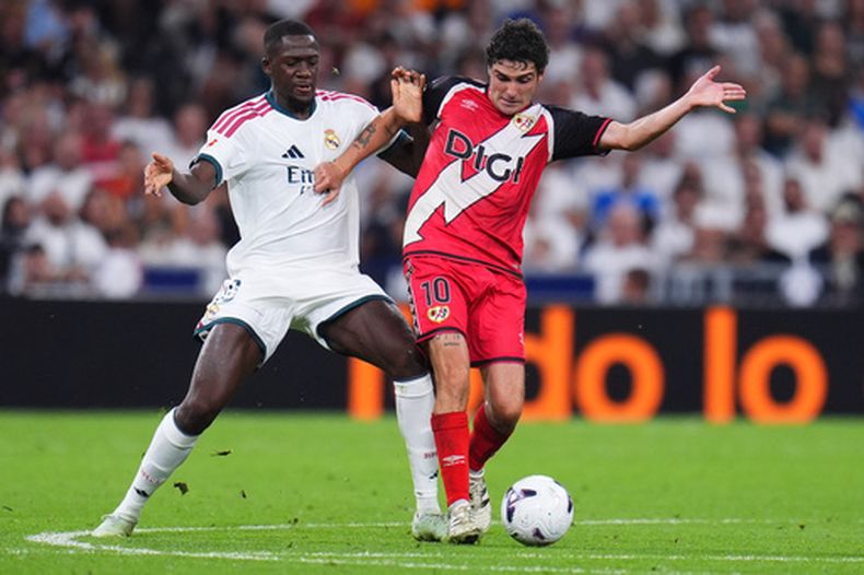 Ibrahima Konate del Real Madrid y Sergio Camello del Rayo Vallecano disputan el balón en un encuentro de La Liga el sábado 12 de septiembre del 2026. (AP Foto/Manu Fernandez)