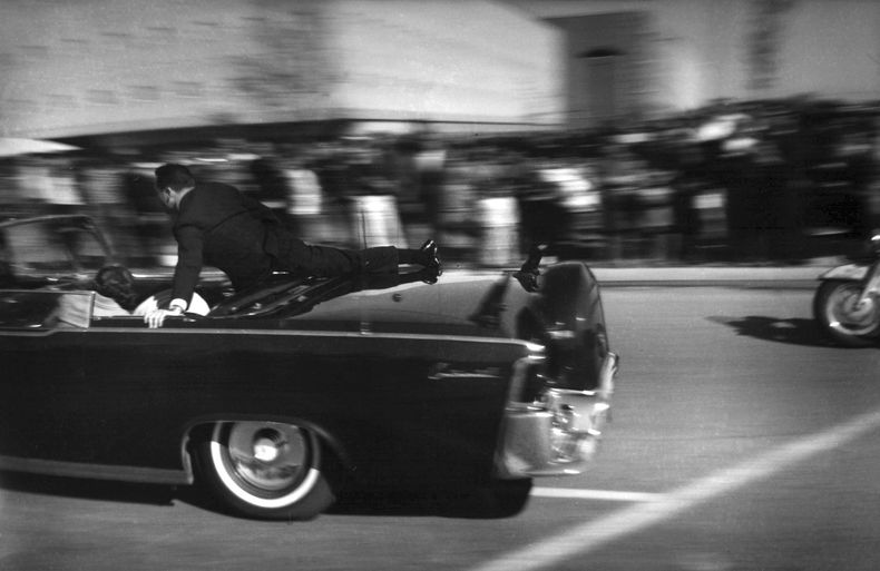 ARCHIVO - En esta imagen, tomada el 22 de noviembre de 1963, la limusina en la que viaja John F. Kennedy se dirige al hospital segundos después de que el presidente de Estados Unidos recibiese un disparo en Dallas. (AP Foto/Justin Newman, archivo)