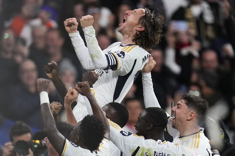 Luka Modric festeja tras anotar que le dio al Real Madrid la victoria 1-0 ante el Sevilla en la Liga española, el domingo 25 de febrero de 2024, en Madrid. (AP Foto/Manu Fernández)