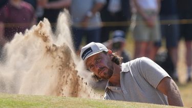 Tommy Fleetwood de Inglaterra sale de una trampa de arena (bunker) en el green del hoyo 4 durante el primer día del Campeonato Abierto Británico de Golf (British Open) en el club de golf Royal Birkdale, en Southport, Inglaterra, el jueves 16 de julio de 2026. (Foto AP/Jon Super)