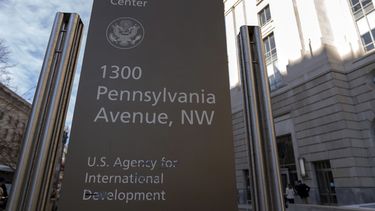 El cartel de la Agencia de Estados Unidos para el Desarrollo Internacional, o USAID, en el exterior de su sede, en Washington, el 7 de febrero de 2025. (AP Foto/José Luis Magana)