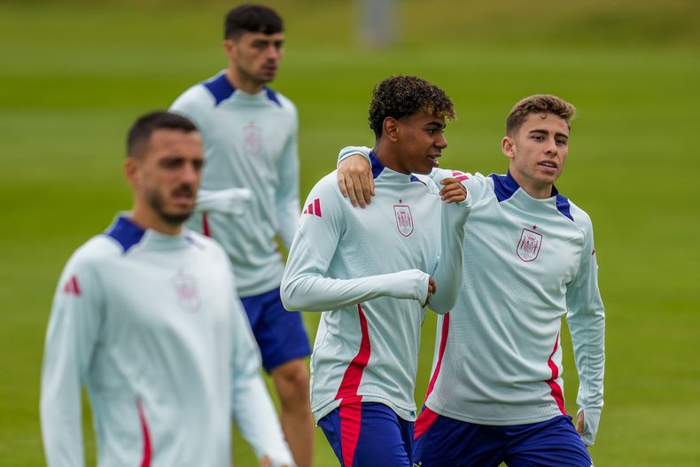 El español Fermin Lopez abraza a su compañero de la selección Lamine Yamal durante una sesión de entrenamiento en Donaueschingen, Alemania el viernes 14 de junio del 2024 antes de su presentación en la Euro 2024 ante Croacia el sábado. (AP Foto/Manu Fernandez)