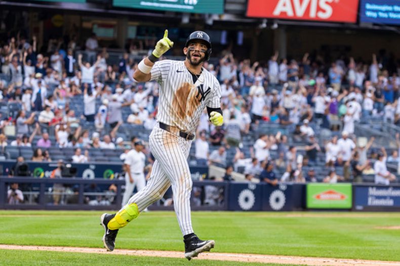 El panameño de los Yankees de Nueva York José Caballero corre las bases tras conectar un jonrón de tres carreras en la octava entrada ante los Medias Rojas de Boston el domingo 30 de agosto del 2026. (AP Foto/Corey Sipkin)
