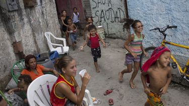 americateve | Ni&ntilde;os juegan en un corredor despu&eacute;s de un operativo policiaco en Nova Holanda, parte del conjunto de favelas Mare, el domingo de marzo de 2014, en R&iacute;o de Janeiro, Brasil. (Foto AP/Felipe Dana)