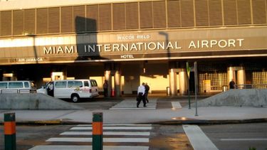 Detuvieron a venezolanos que llegaron con más de $80.000 al Aeropuerto de Miami