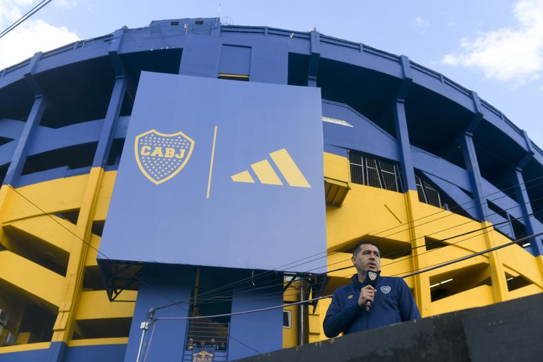 El vice presidente de Boca Juniors Roman Riquelme, habla para los fanáticos del equipo afuera del estadio La Bombonera, durante una manifestación exigiendo elecciones para renovar el liderazgo del equipo, en Buenos Aires, Argentina, el domingo 3 de diciembre de 2023. Las elecciones fueron suspendidas por presuntas irregularidades en el padrón. Una corte civil de apelaciones revocó el fallo de primera instancia y se votará el próximo domingo 17 de diciembre. (AP Photo/Gustavo Garello)