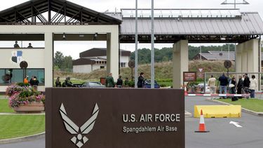 ARCHIVO - La entrada principal de la base aérea estadounidense en Spangdahlem, al oeste de Alemania, se ve el 11 de septiembre de 2007. (Foto AP/Roberto Pfeil, archivo)