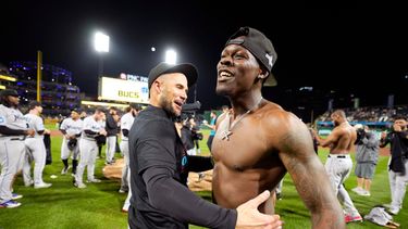 ARCHIVO - Jazz Chisholm Jr. (derecha) de los Marlins de Miami celebra con el mánager Skip Schumaker tras asegurar el boleto a los playoffs de MLB tras vencer a los Piratas de Pittsburgh, el 30 de septiembre de 2023, en Pittsburgh. (AP Foto/Gene J. Puskar)
