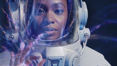 En esta imagen proporcionada por Marvel Studios, Teyonah Parris como Captain Monica Rambeau en una escena de The Marvels. (Marvel Studios/Disney vía AP)