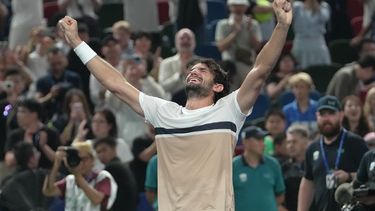 Valentin Vacherot celebra derrotar a Arthur Rinderknech en la final del Masters de Shangái, el domingo 12 de octubre de 2025. (AP Foto/Andy Wong)