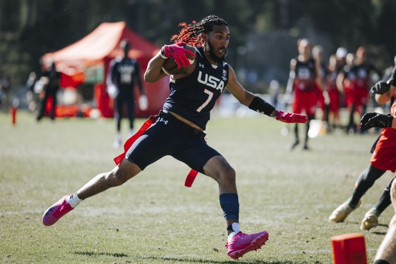 Foto del quarterback Darrell Housh Doucette de la selección de Estados Unidos de fútbol bandera durante el Campeonato Mundial en Finlandia 2024. (Lester Barnes/USA Football via AP)