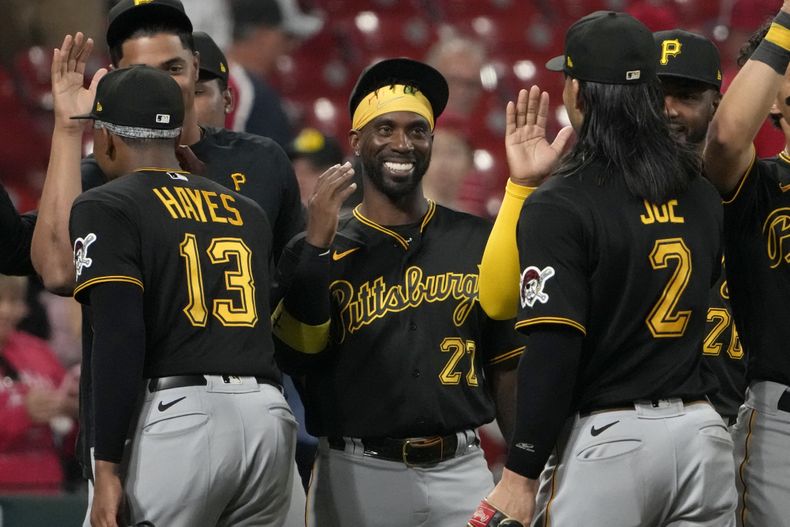 Andrew McCutchen de los Piratas de Pittsburgh, festeja con sus compañeros KeBryan Hayes y Connor Joe la victoria sobre los Cardenales de San Luis, el viernes 1 de septiembre de 2023 (AP Foto/Jeff Roberson)