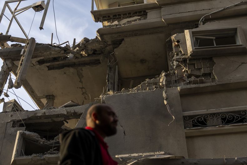 Un hombre observa los daños causados en un edificio por proyectiles lanzados desde Líbano, en Tira, en el centro de Israel, el 2 de noviembre de 2024. (AP Foto/Ariel Schalit)