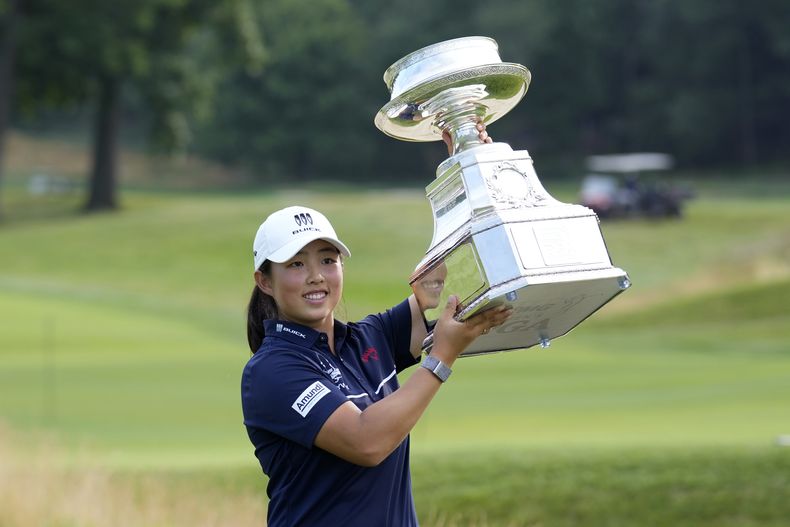 La golfista china Ruoning Yin muestra su trofeo del Campeonato Femenino de la PGA que conquistó en Springfield, Nueva Jersey, el domingo 25 de junio de 2023. (AP Foto/Seth Wenig)