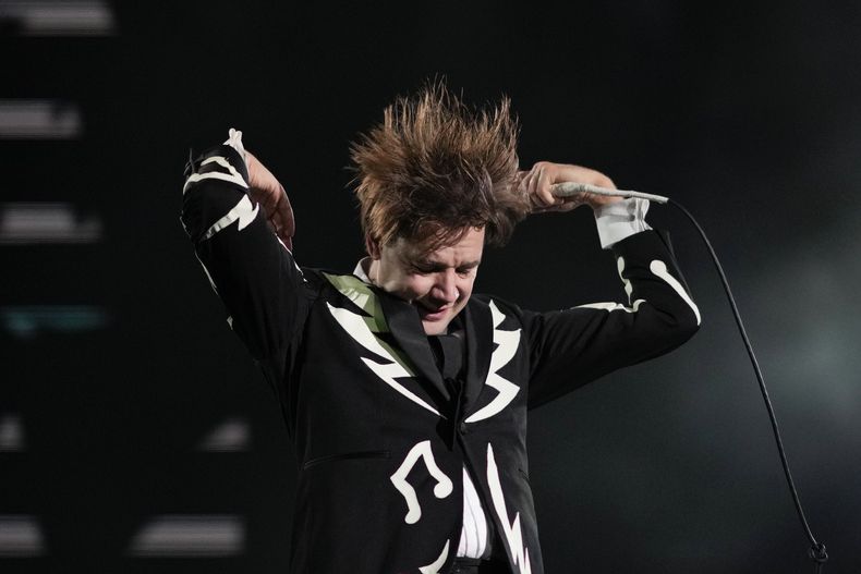 El vocalista Pelle Almqvist de la banda sueca de rock The Hives durante su concierto en el festival Corona Capital de la Ciudad de México el viernes 17 de noviembre de 2023. (Foto AP/Eduardo Verdugo)