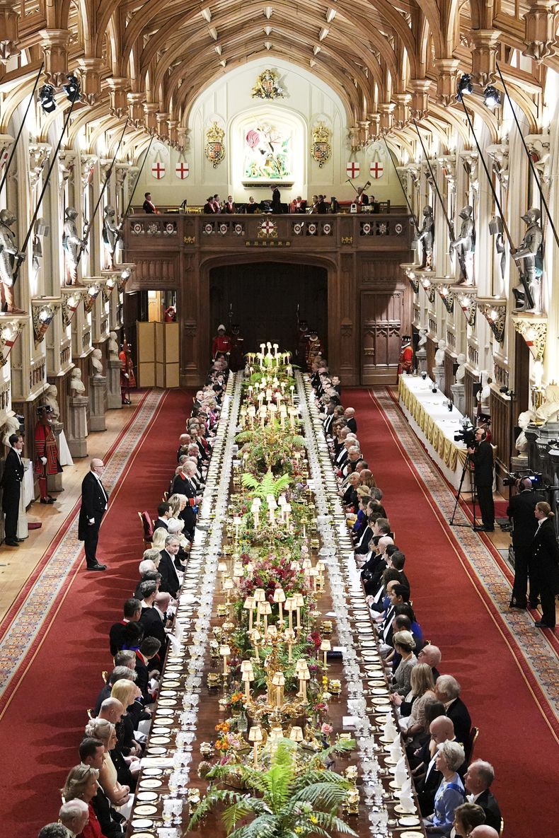 Los invitados asisten a una cena de gala durante la visita de Estado del presidente de EEUU, Donald Trump, al Castillo de Windsor, en Windsor, Inglaterra, el miércoles 17 de septiembre de 2025. (AP Foto/Evan Vucci, Pool)