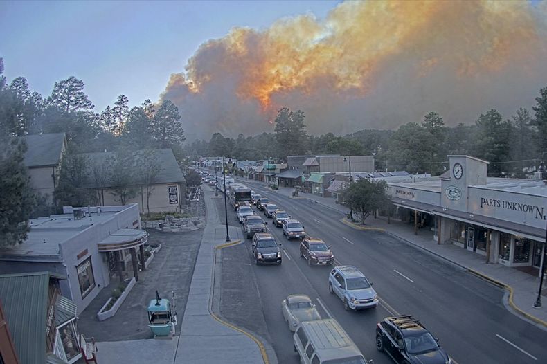 En esta imagen, tomada de una cámara web y proporcionada por las autoridades de Ruidoso, una columna de humo se levanta por detrás de la ciudad a causa de un incendio forestal, en Ruidoso, Nuevo México, el 17 de junio de 2024. (Departamento de Turismo de Ruidoso vía AP)