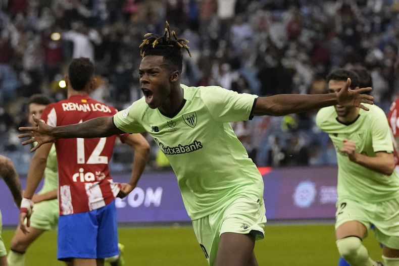 ARCHIVO - Nico Williams del Athletic Bilbao celebra tras marcar un gol ante el Atlético de Madrid en las semifinales de la Supercopa de España, en Riad, Arabia Saudí, el 13 de enero de 2022. (AP Foto/Hassan Ammar)