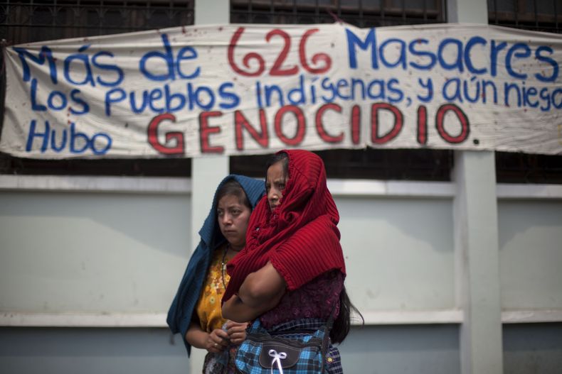 Archivo - En esta fotograf&iacute;a de archivo del 24 de mayo de 2013 mujeres ixiles se re&uacute;nen frente a la Corte de Constitucionalidad para protestar contra la anulaci&oacute;n de la condena por genocidio al ex dictador guatemalteco Jos&eacute; Efr