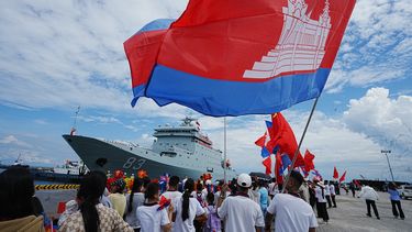 Empresarios chinos y estudiantes locales ven llegar al buque de guerra chino Qijiguang en Sihanoukville, Camboya, el 10 de octubre del 2025. (AP foto/Heng Sinith)