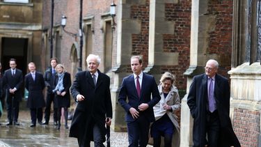 americateve | El pr&iacute;ncipe Guiillermo de Gran Breta&ntilde;a, segundo de izquierda a derecha, camina junto a Leszek Borysiewicz, vicerector de la Universidad de Cambridge, a la derecha, y otros funcionarios de la universidad al arribar al St Johns College, Cambri