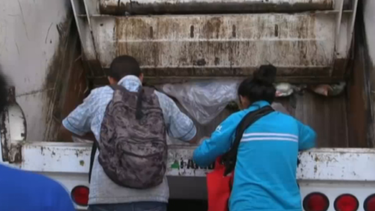 mas venezolanos estan comiendo de la basura por la escasez de alimentos