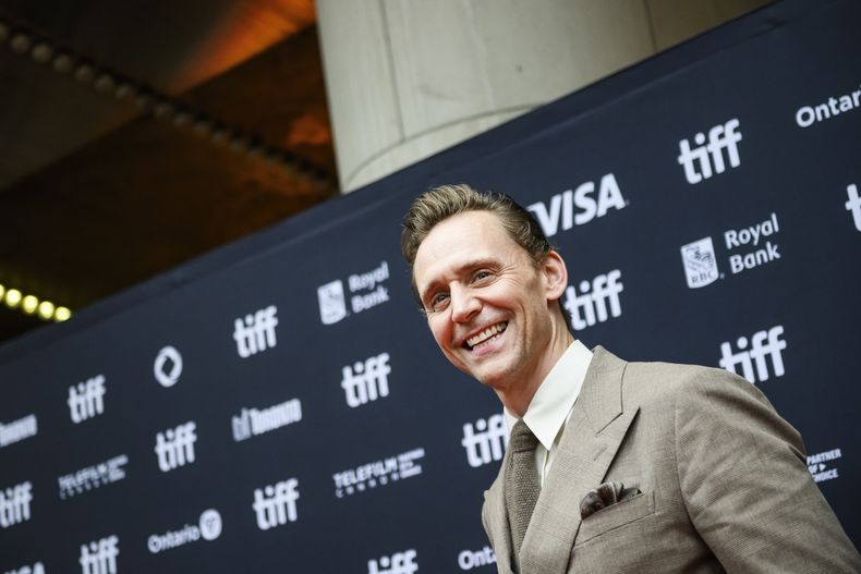 Tom Hiddleston llega a la alfombra roja antes del estreno de la película The Life of Chuck, durante el Festival Internacional de Cine de Toronto, el 6 de septiembre de 2024. THE CANADIAN PRESS/Christopher Katsarov/The Canadian Press vía AP)