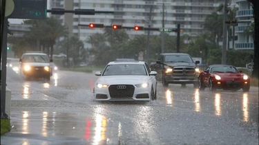 pronostican vientos huracanados en miami, frio, lluvias torrenciales, rayos y granizo. casi nada