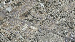 Esta imagen satelital tomada por Planet Labs PBC muestra un campamento previo a una evacuación masiva en la ciudad de Rafah, en la Franja de Gaza, el 5 de mayo de 2024. (Planet Labs PBC vía AP)