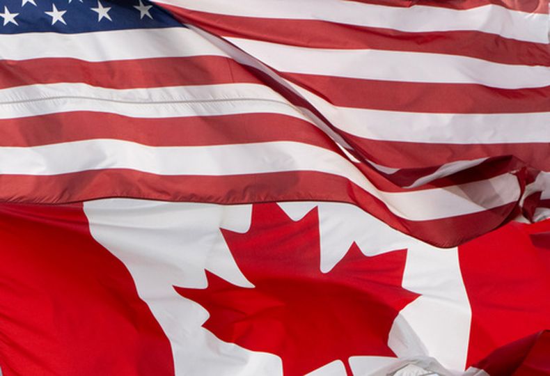 Las banderas de Canadá y Estados Unidos ondean sobre un estadio en Ottawa, el sábado 12 de septiembre de 2026. (Adrian Wyld/The Canadian Press via AP)