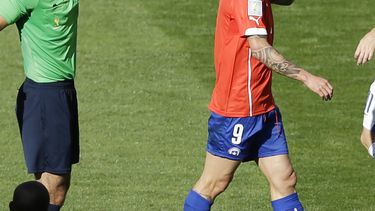 americateve | El &aacute;rbitro ingl&eacute;s Howard Webb amonesta al chileno Mauricio Pinilla durante el partido de octavos de final de la Copa del Mundo frente a Brasil, el s&aacute;bado 28 de junio de 2014, en Belo Horizonte (AP Foto/Hassan Ammar)