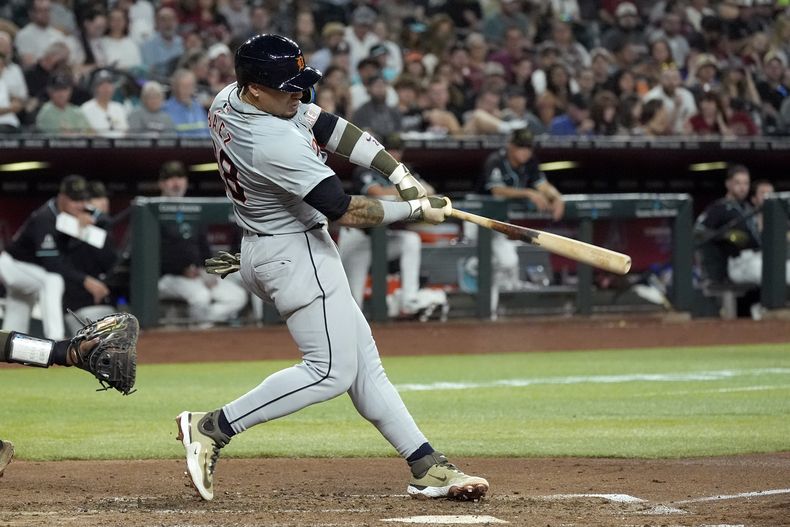 Javier Báez, de los Tigres de Detroit, sigue su movimiento en un doble de dos carreras en contra de los Diamondbacks de Arizona durante la quinta entrada del juego de béisbol, el viernes 17 de mayo de 2024, en Phoenix. (AP Foto/Ross D. Franklin)