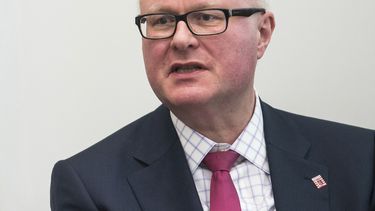 Hallan muerto a político alemán, posible suicidio