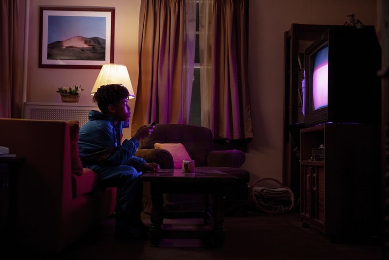 En esta imagen proporcionada por A24, Ian Foreman en una escena de I Saw the TV Glow. (A24 vía AP)