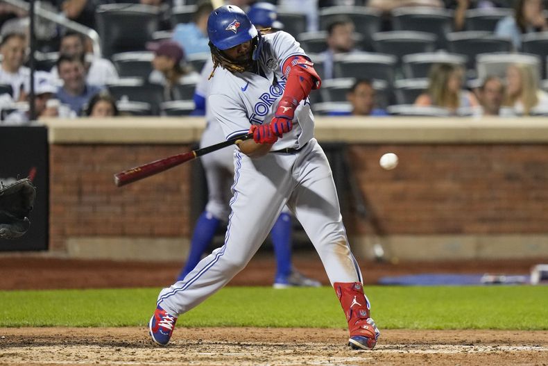El dominicano Vladimir Guerrero, de los Azulejos de Toronto, pega un sencillo ante los Mets de Nueva York, en el duelo del viernes 2 de junio de 2023 (AP Foto/Frank Franklin II)