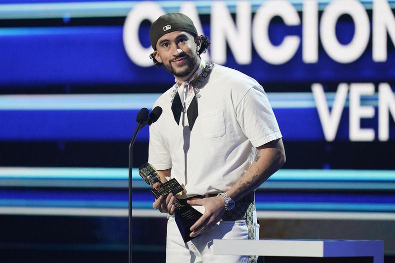 El cantante Bad Bunny con el premio a canción del año, ventas, por Tití me preguntó en los Premios Billboard de la Música Latina, el jueves 5 de octubre de 2023, en Coral Gables, Florida. (Foto AP/Marta Lavandier)
