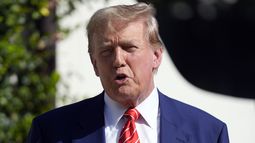 ARCHIVO - El expresidente y virtual candidato presidencial republicano Donald Trump habla después de votar en la primaria de Florida en Palm Beach, Florida, 19 de marzo de 2024. (AP Foto/Wilfredo Lee)
