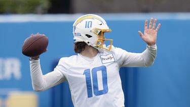 ARCHIVO - Justin Herbert quarterback de los Chargers de Los Ángeles realiza una rutina de entrenamiento en el campamento del equipo de la NFL en Costa Mesa, California. Lunes 22 de mayo de 2023. (AP Foto/Jae C. Hong, Archivo)