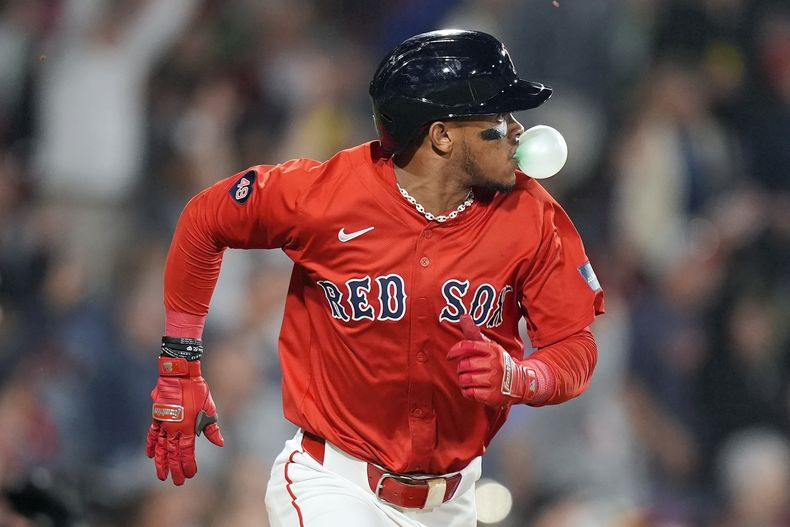 Ceddanne Rafaela, de los Medias Rojas de Boston, corre después de pegar jonrón productor de dos carreras durante la séptima entrada del juego de béibsol en contra de los Medias Blancas de Chicago, el viernes 6 de septiembre de 2024, en Boston. (AP Foto/Michael Dwyer)