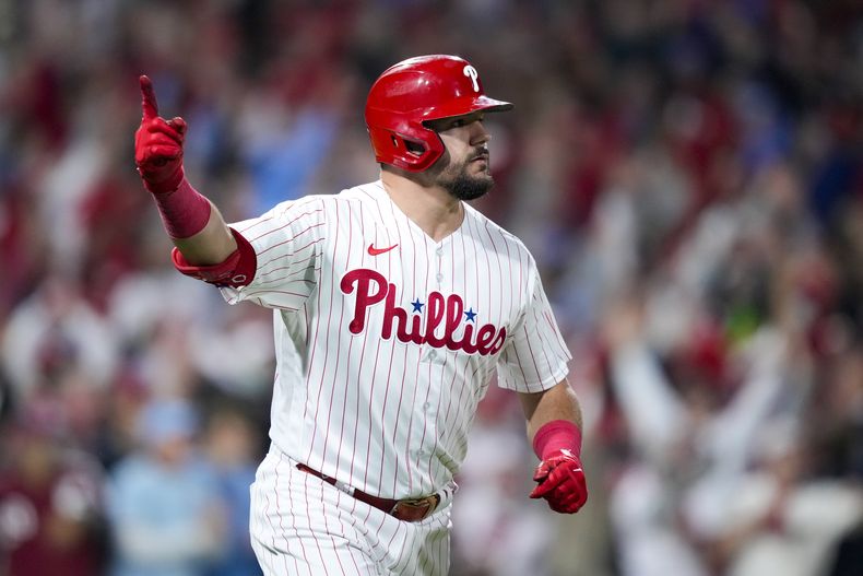 Kyle Schwarber, de los Filis de Filadelfia, festeja luego de conectar un jonrón frente a los Diamondbacks de Arizona, en el segundo juego de la Serie de Campeonato de la Liga Nacional, el martes 17 de octubre de 2023 (AP Foto/Matt Slocum)