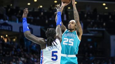 Hornets se lleva duelo de equipos diezmados, supera a 76ers