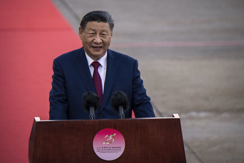El residente de China, Xi Jinping, habla a su llegada al aeropuerto en Macao, China, el miercoles 18 de diciembre de 2024, antes de celebraciones por el 25to aniversario de la devolución de la ciudad de casinos al gobierno chino. (Eduardo Leal/Pool Foto via AP)