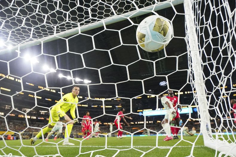 El portero de Surinam, Etienne Vaessen, izquierda, observa un cabezazo de César Montes entrar a su portería en un partido de la Copa Oro de la CONCACAF el miércoles 18 de junio de 2025, en Arlington, Texas. (AP Foto/Julio Cortez)