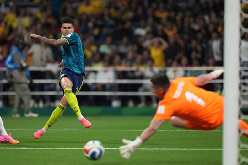 El atacante colombiano Luis Díaz (7) remata ante el arquero uzbeko Utkir Yusupov (1) durante el partido del Grupo K del Mundial, el miércoles 17 de junio de 2026, en la Ciudad de México. (AP Foto/Eduardo Verdugo)