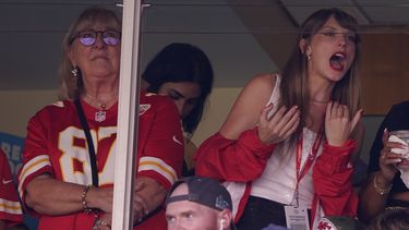 Taylor Swift (derecha) observa desde una suite junto a la madre de Travis Kelce, Donna Kelce, en el Arrowhead Stadium durante la primera mitad del juego de NFL entre los Bears de Chicago y los Chiefs de Kansas City, el domingo 24 de septiembre de 2023, en Kansas City, Misuri. (AP Foto/Ed Zurga)